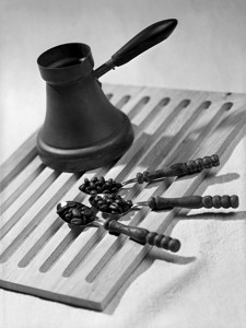 Drei Tassen Kaffee vor dem Mahlwerk - &copy; Janko Belaj