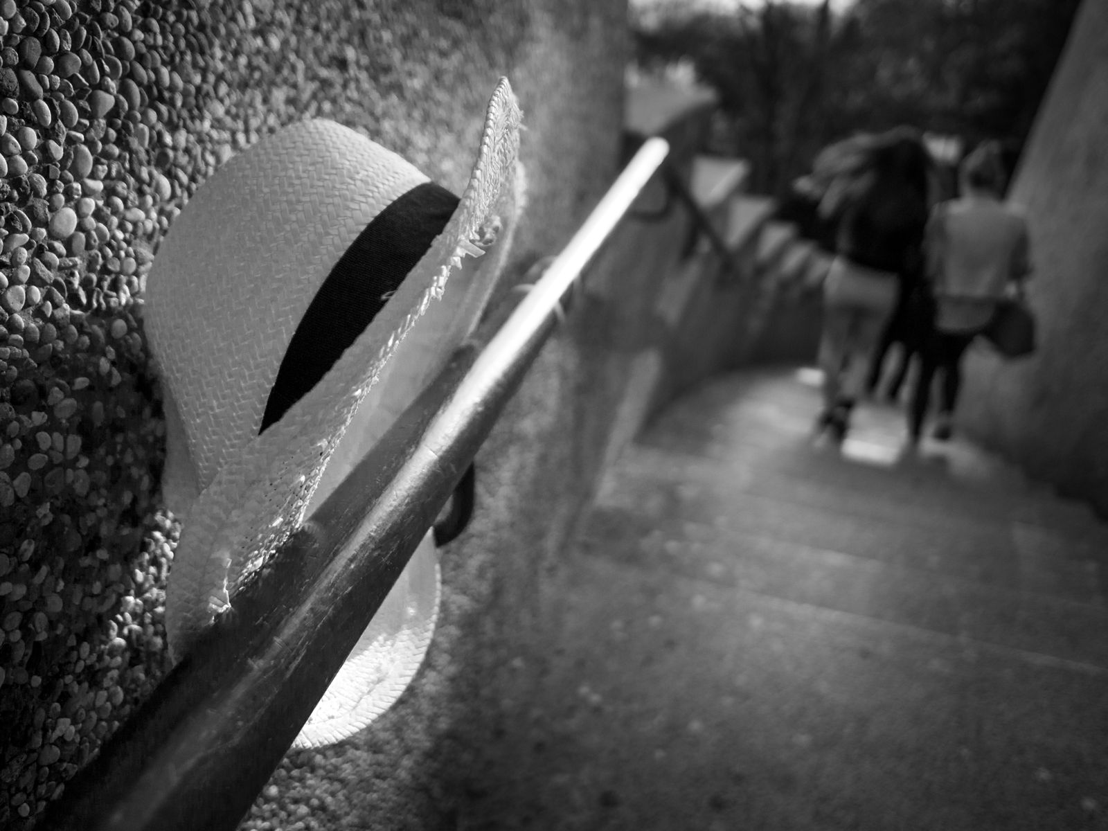 Schöne Frauen spazieren durch die Stadt