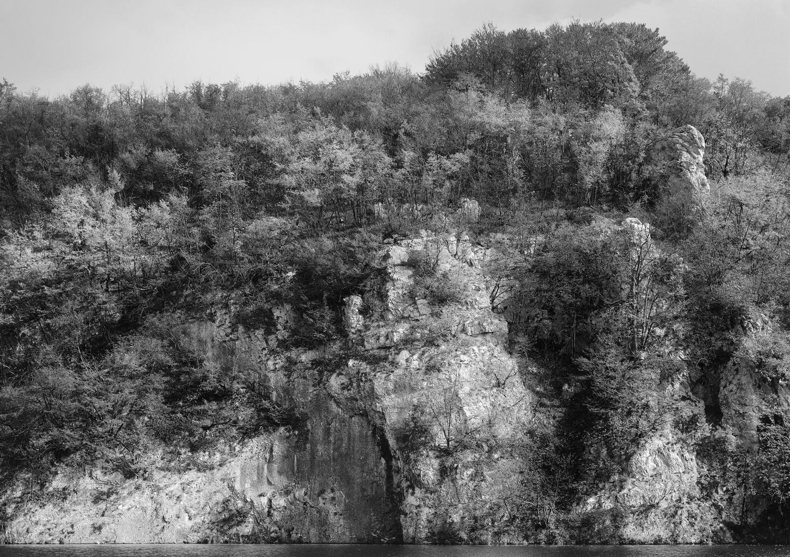 Felsen über dem Wasser